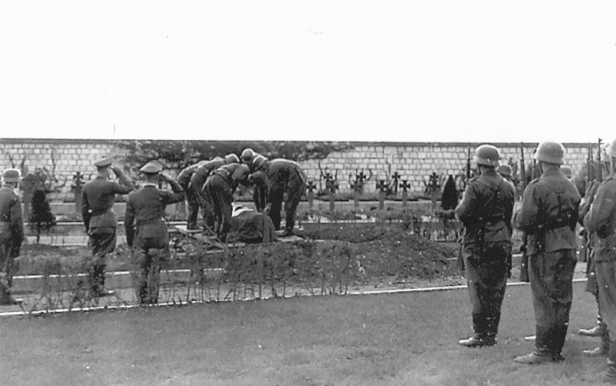 8 Burial of Kuchler 09.10.42