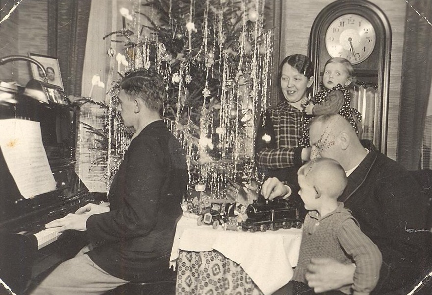 19 Family Christmas, mother &#38; father &#38; brother &#38; sister