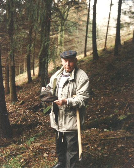 (4) Walter Klaser at crash site